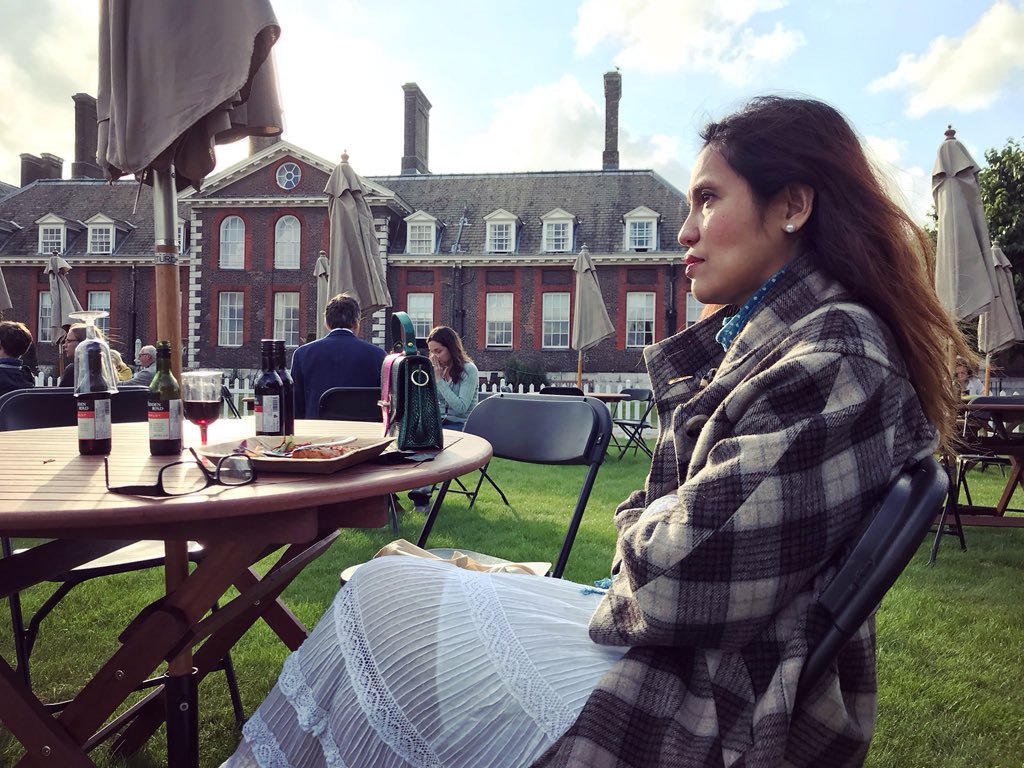 ZarinaHolmes's tweet photo. Stunning ground and wonderful Quarter Masterโs BBQ at @RHChelsea, pre-James Blunt #liveinchelsea concert. My father was a QM, so Iโm happy to support the Chelsea Pensioners. https://t.co/e7tT4BYwnv