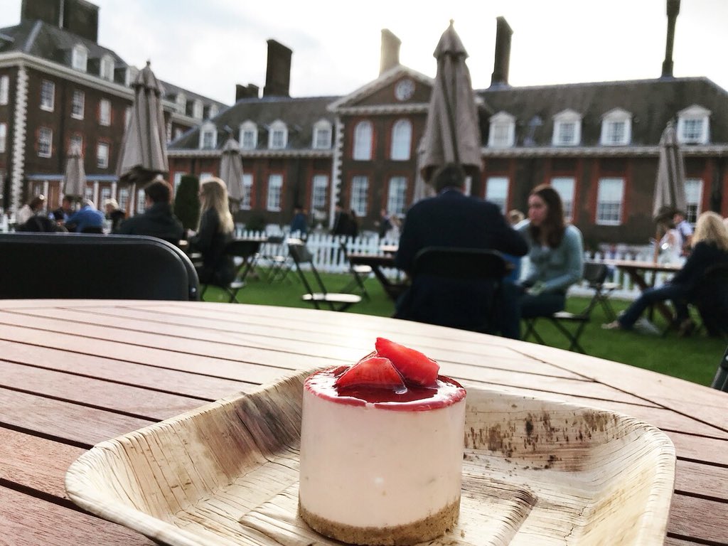 ZarinaHolmes's tweet photo. Stunning ground and wonderful Quarter Masterโs BBQ at @RHChelsea, pre-James Blunt #liveinchelsea concert. My father was a QM, so Iโm happy to support the Chelsea Pensioners. https://t.co/e7tT4BYwnv