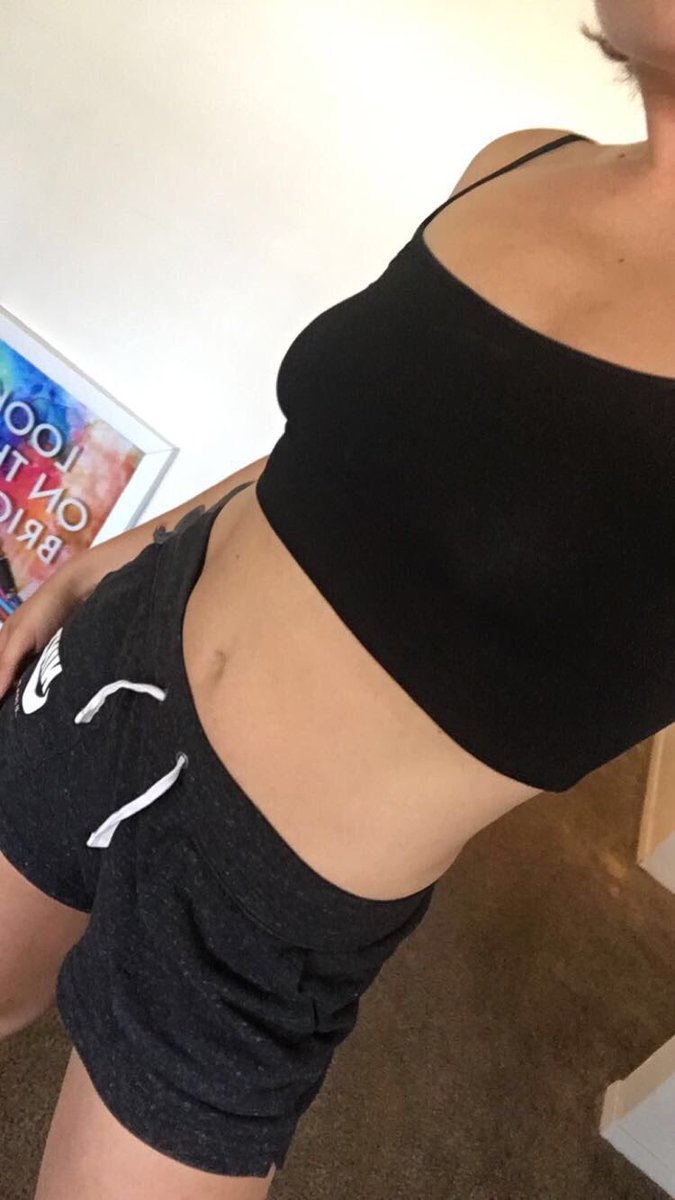Miller_TimeNow's tweet photo. Crop tops 5ever https://t.co/nSdrK5LYrC