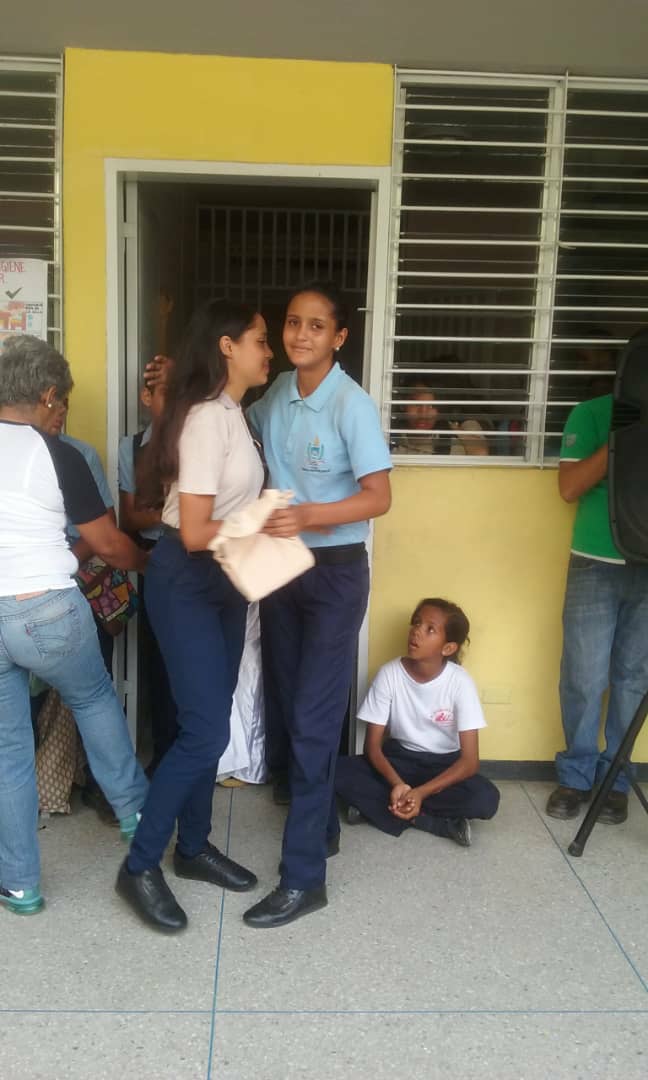 rosabecerra3's tweet photo. En la UEN Ezequiel Zamora en el municipio Urdaneta del estado Bolivariano de Miranda iniciamos el donativo de uniformes escolares, Felicitaciones muchachos así se hace Patria!!! @NicolasMaduro @JauaMiranda @HectoRodriguez @Nancyor7 @ZYSEGMIRANDA https://t.co/6XS6YAkVLM