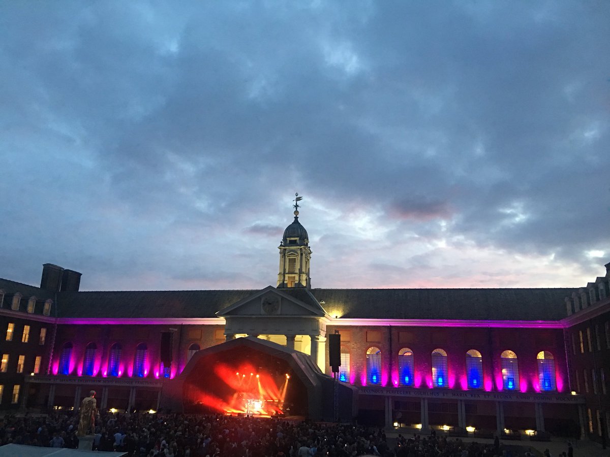 DrAsifQasim's tweet photo. Probably the poshest gig ever - @JamesBlunt #LiveInChelsea @EventsRHC #royalhospitalchelsea - local @waitrose sold out of #prosecco and nibbles... https://t.co/7KtORr7Q0J