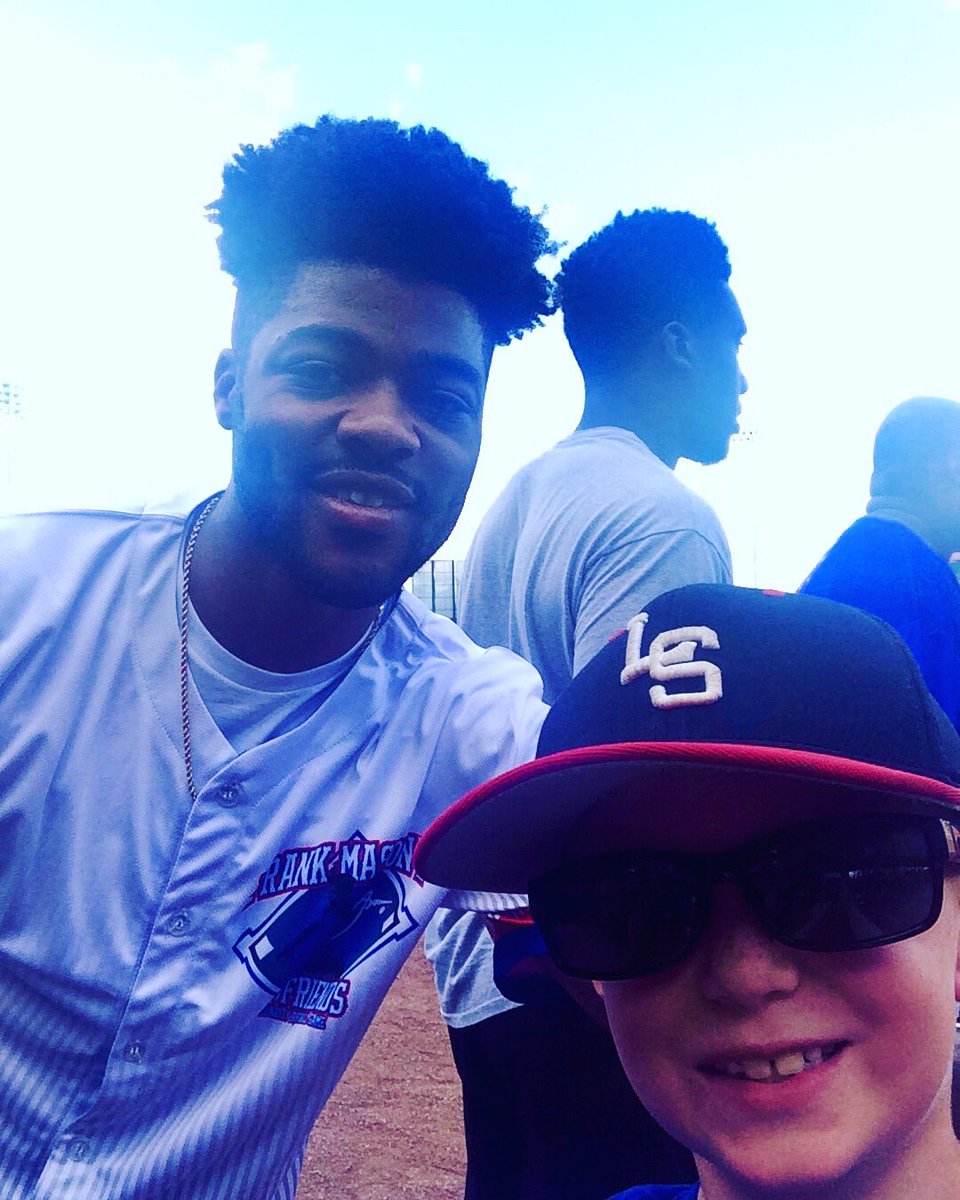 JessClossen's tweet photo. Want to know how to make a kid’s day? This!! @FrankMason0 @fm3softball https://t.co/04PVrQpkga