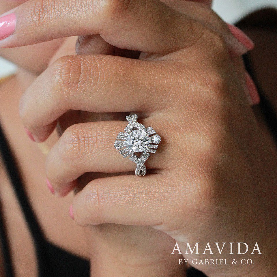 BiondiJewelers's tweet photo. Art Deco flair for a fashionable bride-to-be. π°
#bridetobe #artdeco #diamond #engagement #uniqueengagementring #gabrielandco #itheewed
@GabrielandCompanyNY https://t.co/ErmTIRw1JM