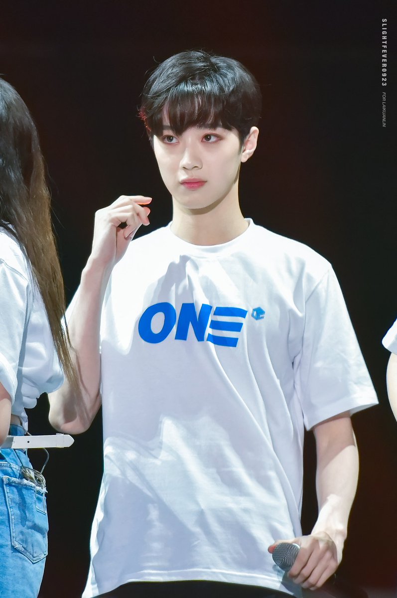 slightfever0923's tweet photo. 180616 cube concert
한여름 밤의 꿈✨
#라이관린 #赖冠霖 #LaiKuanlin 
#워너원 #WANNAONE https://t.co/c3h3c65EqX