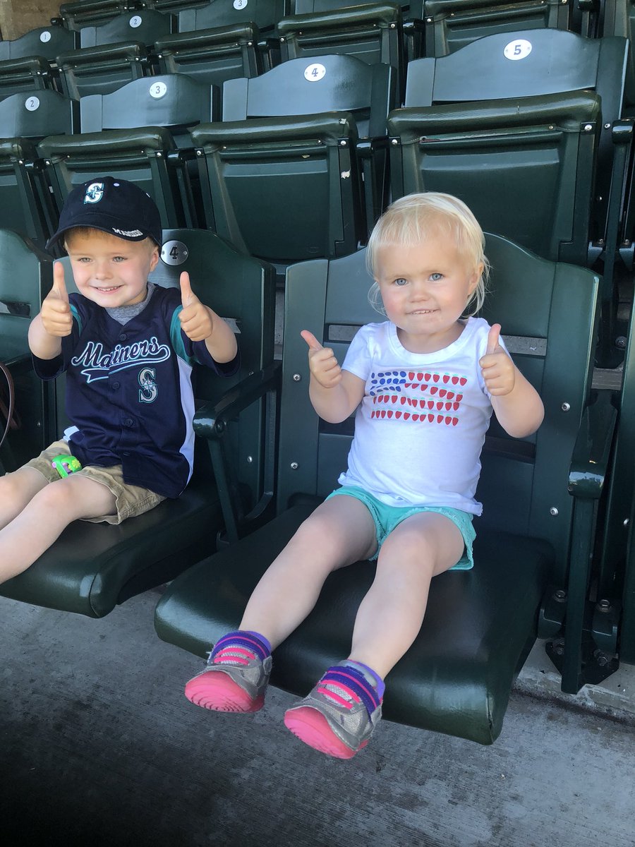 AmberWalkerPT's tweet photo. Birthday boy celebrating with the M’s!!! #mariners #GoMariners https://t.co/8mzCsDEWWv