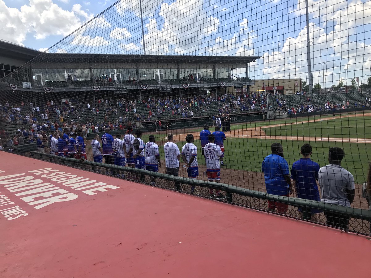 becrosswhite's tweet photo. @FrankMason0 and @fm3softball  thank you for an amazing afternoon the boys had and amazing time! https://t.co/xmUYdAPgf9