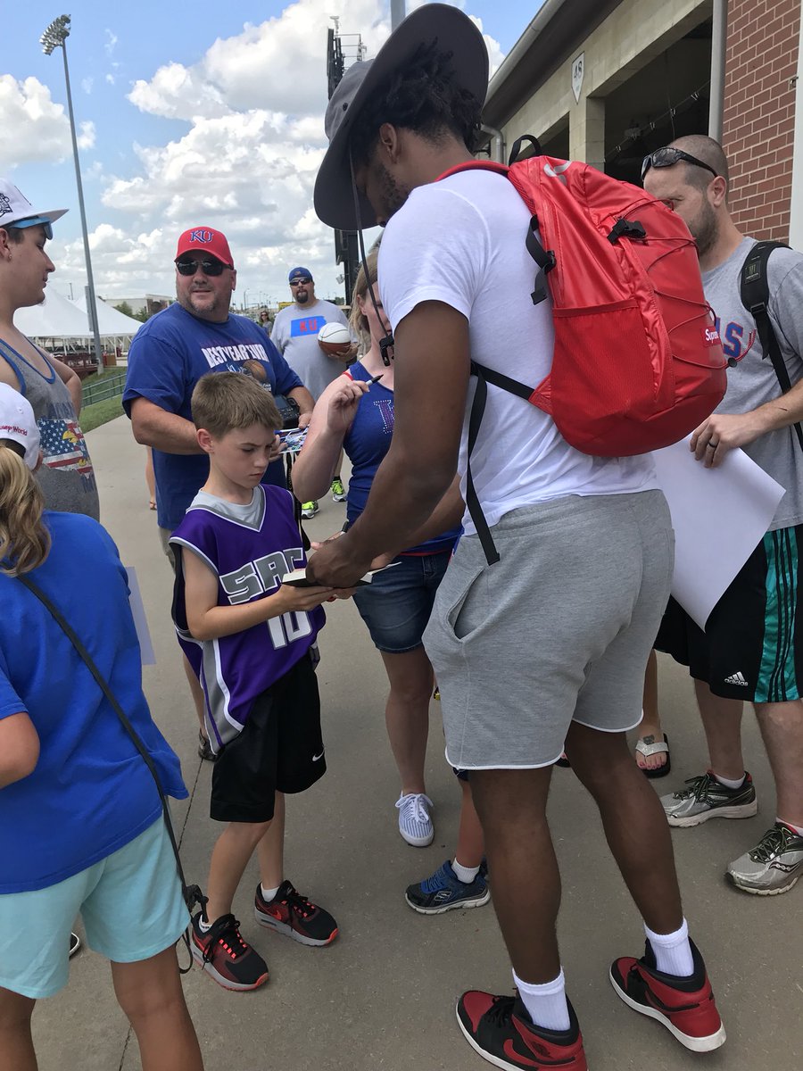 becrosswhite's tweet photo. @FrankMason0 and @fm3softball  thank you for an amazing afternoon the boys had and amazing time! https://t.co/xmUYdAPgf9