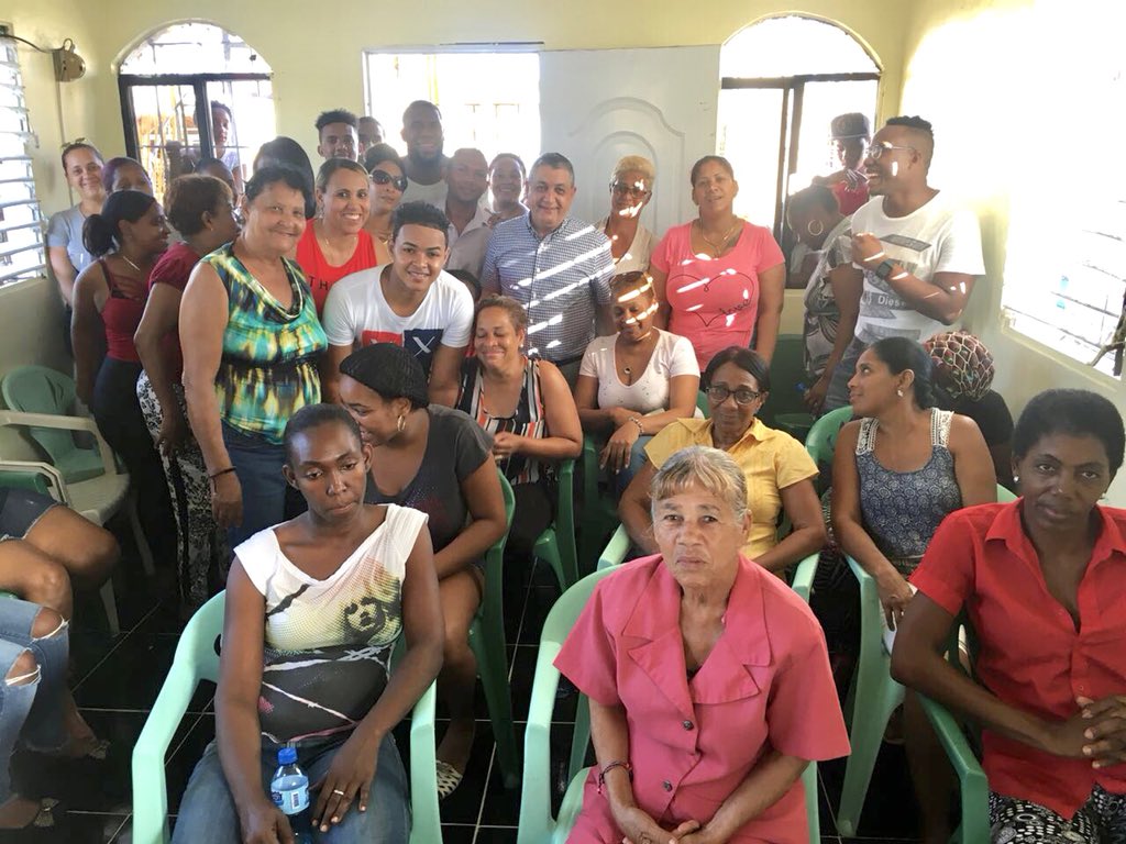 GustavoSanchezq's tweet photo. Hombro con hombro de cara a identificar las propuestas de los ciudadanos de nuestros barrios a fin de hacerlas nuestras y luchar por ellas. En Villas Agricolas para el mundo https://t.co/Y6Cds1sgYR