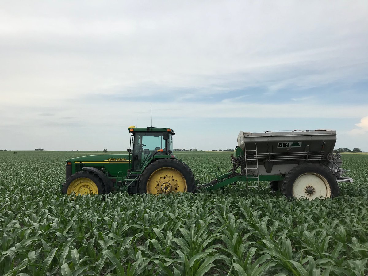 BainbridgeAG's tweet image. Tossing some more nitrogen out ahead of the rain 🤞🏻#topdress18 #spinittowinit