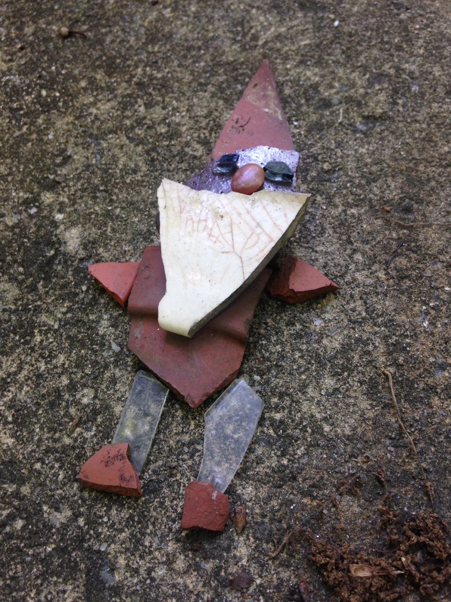 wecreations's tweet photo. Our daughter likes to collect pieces of glass and plant pots that she finds around our yard and make ever changing mosaics outside. Today's mosaics...gnomes! https://t.co/QtnMDsiKWa
.
.
.
#gnomes #whiteelephantjr #mosaic #foundart #ellabeanart https://t.co/w53tV05SQ1