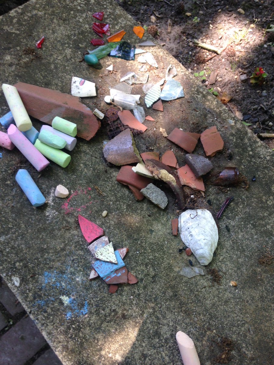 wecreations's tweet photo. Our daughter likes to collect pieces of glass and plant pots that she finds around our yard and make ever changing mosaics outside. Today's mosaics...gnomes! https://t.co/QtnMDsiKWa
.
.
.
#gnomes #whiteelephantjr #mosaic #foundart #ellabeanart https://t.co/w53tV05SQ1