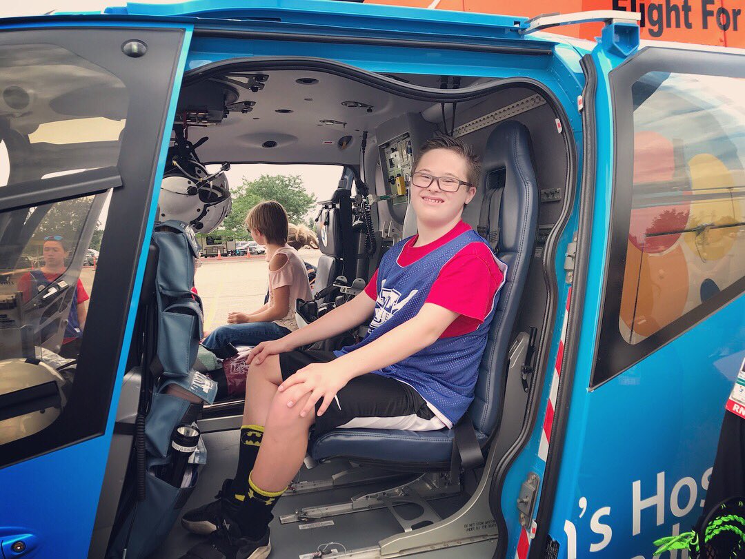 3dLacrosse's tweet image. The Flight for Life Colorado chopper made its landing at the #DenverShootout, and then 3d Lacrosse crew and the Flight for Life staff welcomed @COunifiedlax and gave them sticks from @stxmlax @stxwlax just before the annual Unified Game at #dso2018. (📷: @cvock)