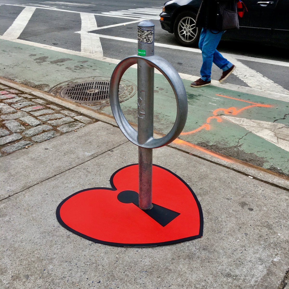 BIZBoost's tweet photo. Street artist turns everyday urban objects into something special 😍
For Tom Bob, things like bike racks, parking meters, sewer grates and metal pipes are just blank canvases 👏
#keytoyourheart #newyorkcity #streetart
#tombobnyc #openyourheart #BIZBoost 🚀 https://t.co/n0sGFe14Dm