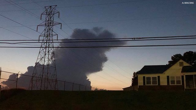 fox32news's tweet image. Man captures photos of cloud resembling President Trump bit.ly/2yhhfXX
