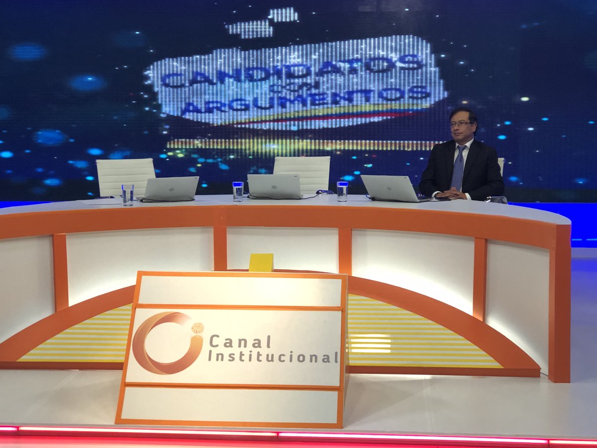 petrogustavo's tweet photo. Esperaré 15 minutos al candidato @IvanDuque Los periodistas del canal público tienen las preguntas listas para presentar el debate a la ciudadanía
https://t.co/nel2Ik4M1u