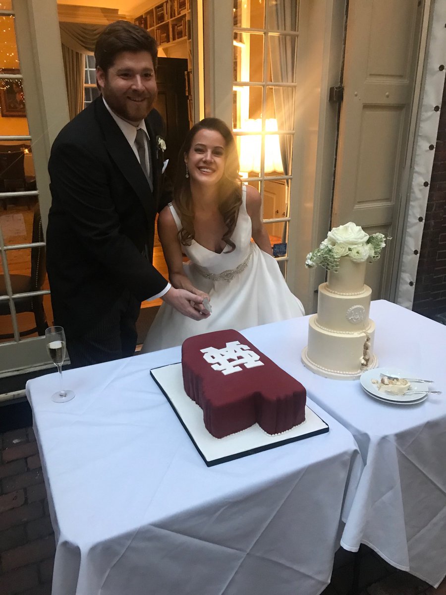 AlexandriaHoff's tweet photo. Hey โฆ@HailStateBBโฉ - โฆ@_nathancalvert_โฉ called this CWS. Ordered this cake months ago! #hailstate โฆ@LauraMRutledgeโฉ #philapa #ataleoftwophillys #hoffthemarket https://t.co/lwrXQzKHTT
