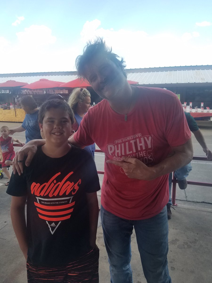 rednexican82's tweet photo. @Deryl_Dodd me and my boy with the one and only double d! Awesome show brother, can't wait to see you love again! https://t.co/7y3UqhHbEt