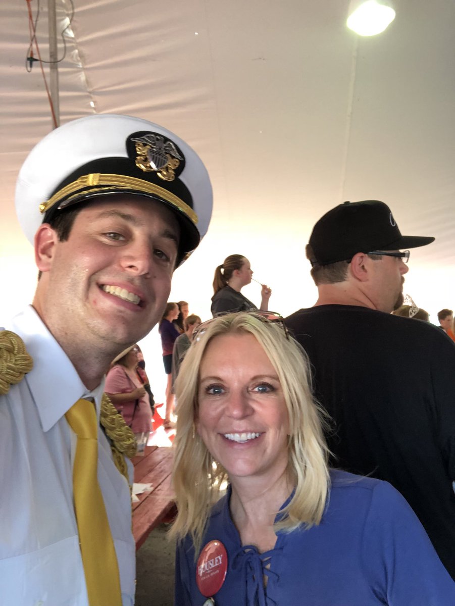 KarinHousley's tweet photo. Farmington #DewDays were a huge HOT success!! Thanks for having me! So glad I didn’t have to Kiss the Pig! @jecordes https://t.co/o7jsLI5lun