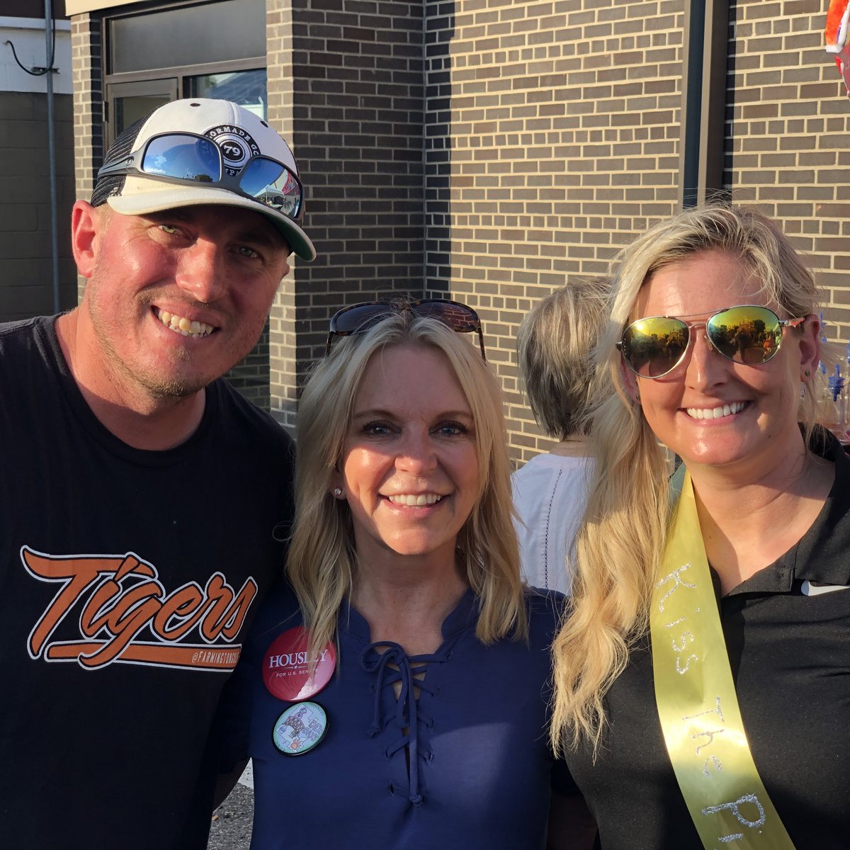 KarinHousley's tweet photo. Farmington #DewDays were a huge HOT success!! Thanks for having me! So glad I didn’t have to Kiss the Pig! @jecordes https://t.co/o7jsLI5lun