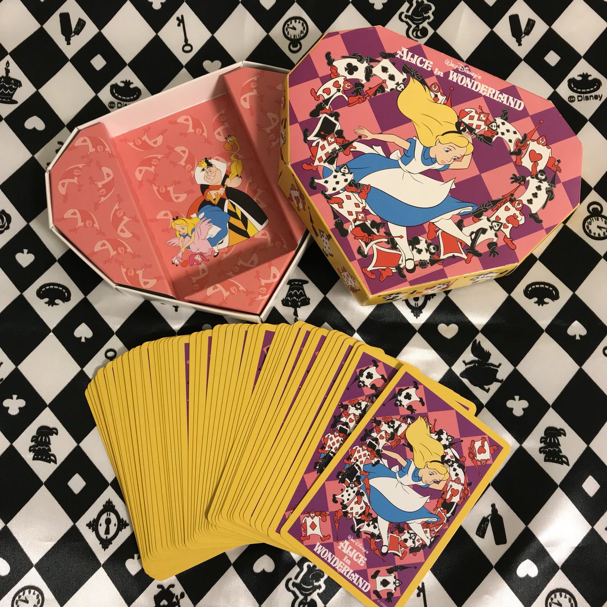 チェルシー Twitter वर 今はもう販売されていないディズニーランドのアリスのトランプ 絵札以外の2 10のガードも全部ちゃんとトランプ兵になってるところが素晴らしい アリス ふしぎの国のアリス 不思議の国のアリス