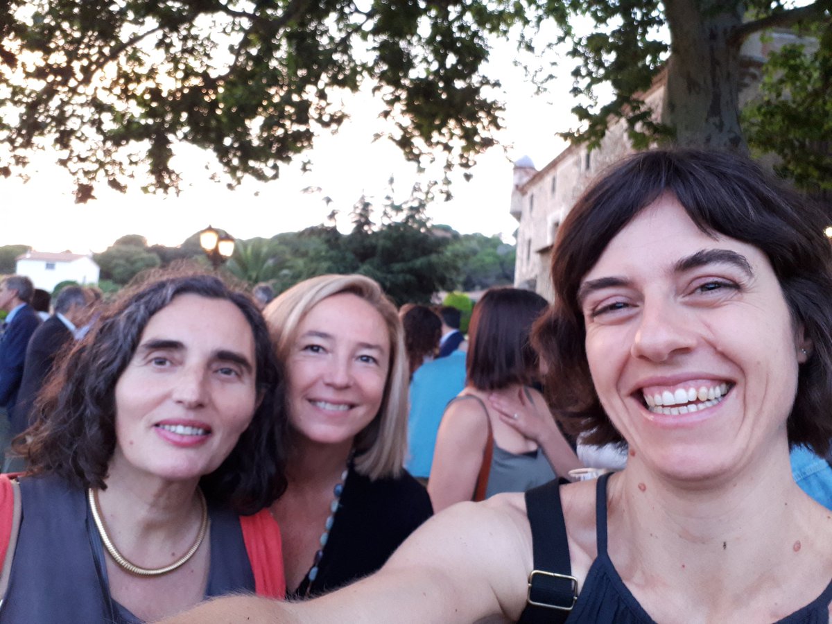 akiarabooks's tweet photo. Gran festa, avui, per celebrar els 50 anys de #Punxes, el nostre distribuïdor a Catalunya i Espanya! Grandíssima actuació d'Oriol Serrano, que a més de ser distribuïdor és un fantàstic actor! No ha faltat res... ni els focs d'artifici! Gràcies i per molts anys!!! https://t.co/rdFewNhiFT