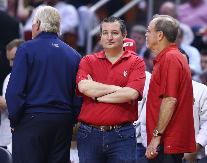 YahooSports's tweet photo. Ted Cruz defeats Jimmy Kimmel in game of one-on-one. https://t.co/zeZ5Exi3Ii https://t.co/hrcN4WACv3