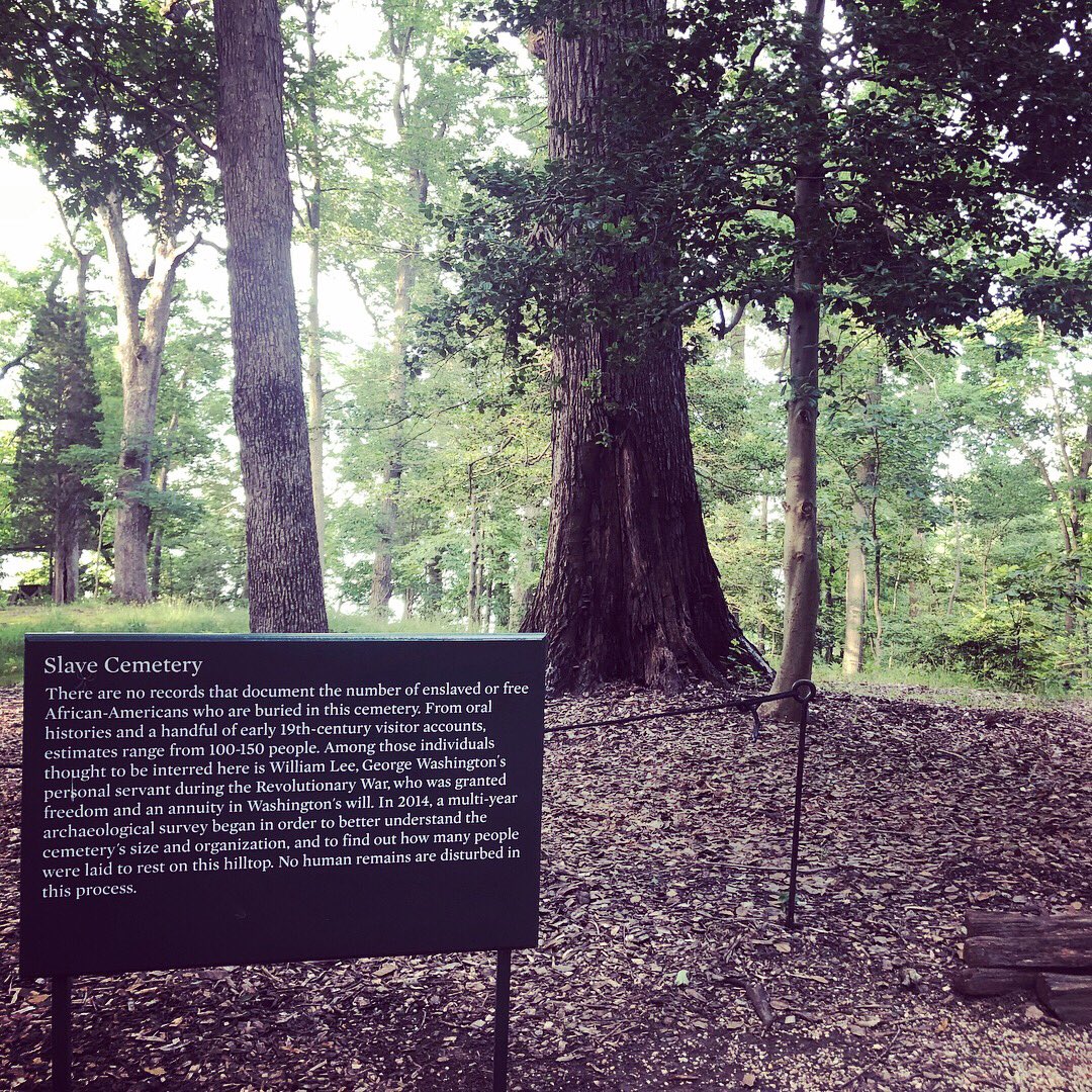 DuffNation_edu's tweet photo. Last day at @mount_vernon ended w/ memorials @ the #WashingtonTomb & #SlaveMemorial. We laid wreaths @ each site. I look forward to a day when we mark & honor the dedicated, brave, & determined enslaved workers as we do those who deprived those Americans of freedom. #GWTeacher https://t.co/YRPXnlUR4P
