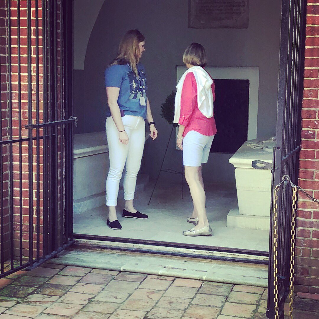 DuffNation_edu's tweet photo. Last day at @mount_vernon ended w/ memorials @ the #WashingtonTomb & #SlaveMemorial. We laid wreaths @ each site. I look forward to a day when we mark & honor the dedicated, brave, & determined enslaved workers as we do those who deprived those Americans of freedom. #GWTeacher https://t.co/YRPXnlUR4P