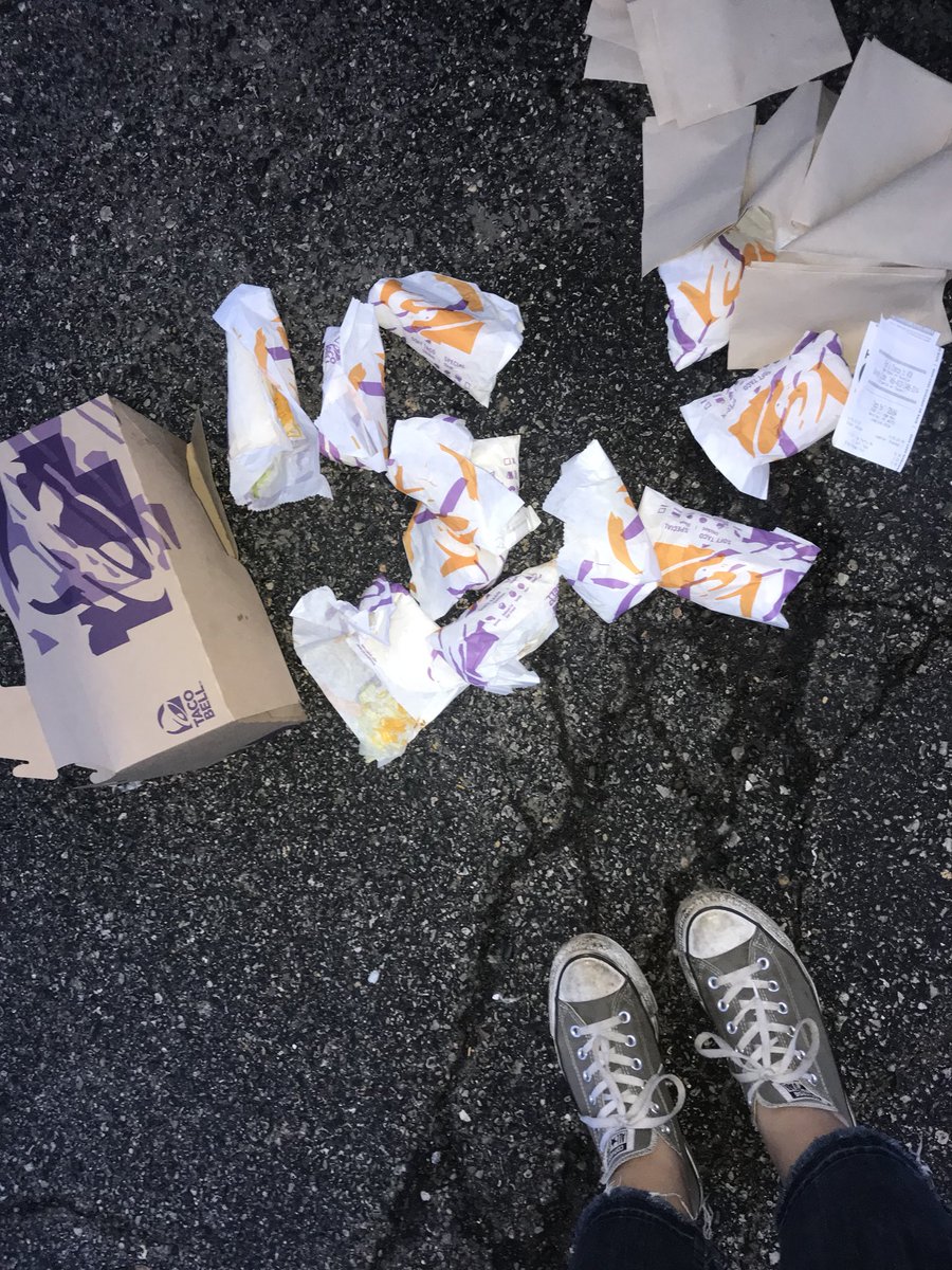 Emmerly_'s tweet photo. s/o to @tacobell for giving me a box with the bottom not closed properly, i truly don’t know if i should laugh or cry rn https://t.co/qsoQGQYod7