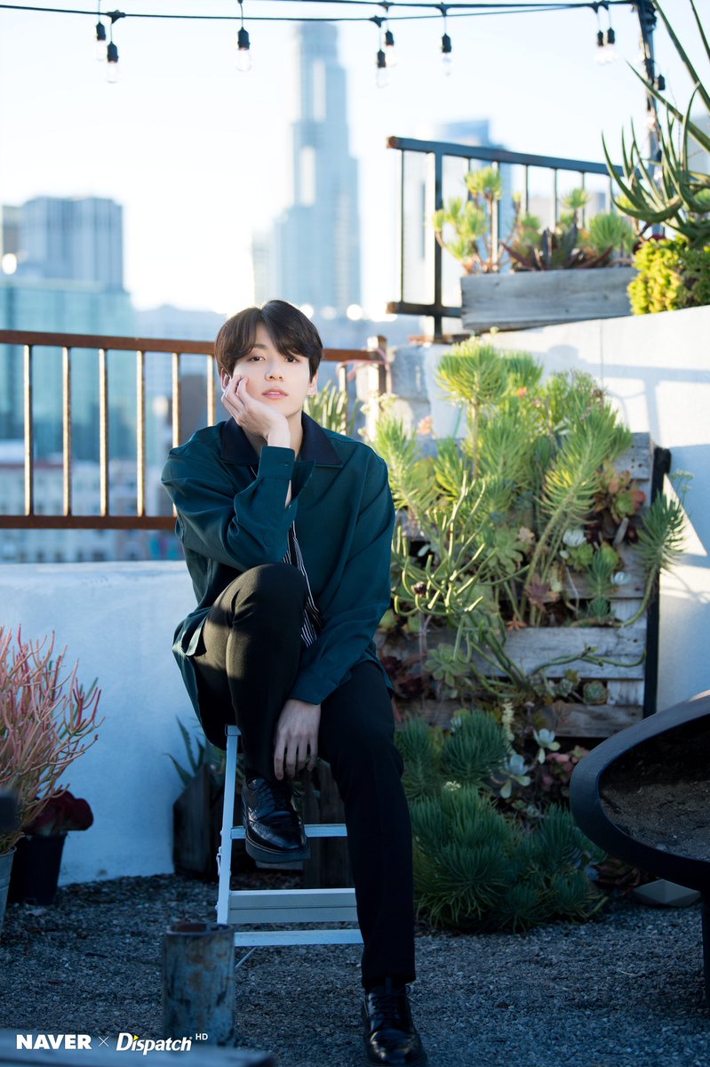BTSVenezuela_'s tweet photo. @BTS_twt x Dispatch para celebrar los 5 años de BTS.
Distrito de Arte en LA.
#JUNGKOOK (1/4)
➡https://t.co/b3mBsL8jVZ
#5theFlowerPathWithBTS https://t.co/zflIeaBtKh