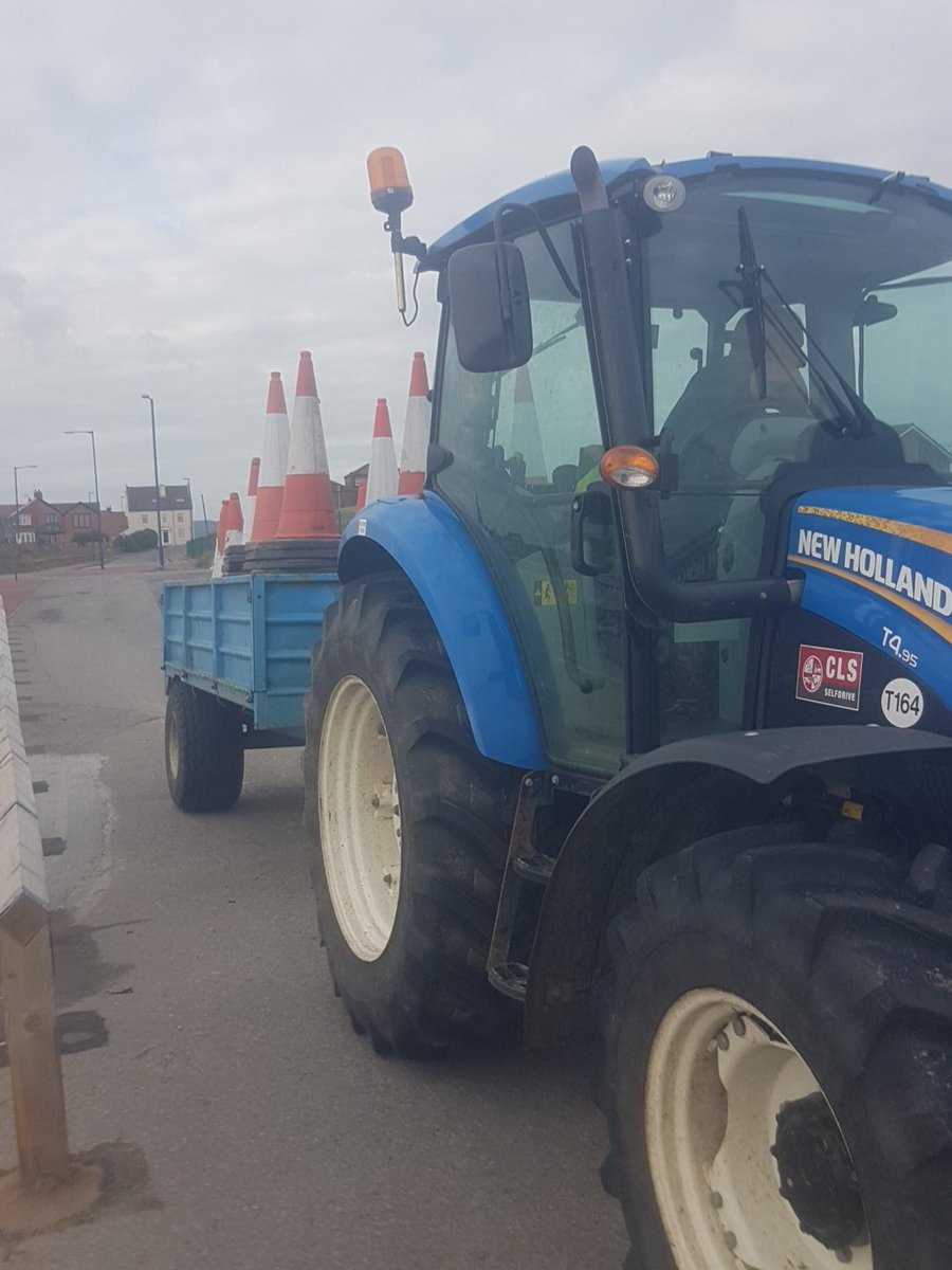 LandsailRedcar's tweet photo. Wind filling in nicely now and a reasonable forecast. Waiting for the tide to drop a little so we can lay the safety boundary, working with the excellent @CLSSelfdrive (not self driving though!)

@RedcarCleveland https://t.co/kNP5fmc6Nc