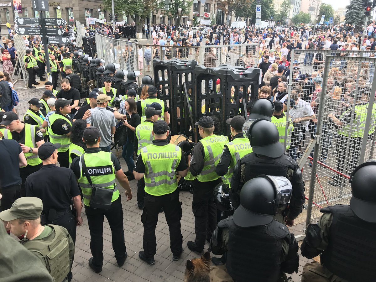 tburnos's tweet photo. В столице Украины проходит ежегодный КиевПрайд– Марш равенства представителей ЛГБТ-сообщества. «Страна свободных – будь собой» – лозунг нынешнего события. 
Организаторы Марша говорят, что они выступают против дискриминации и притеснения. https://t.co/voqhXLlk47