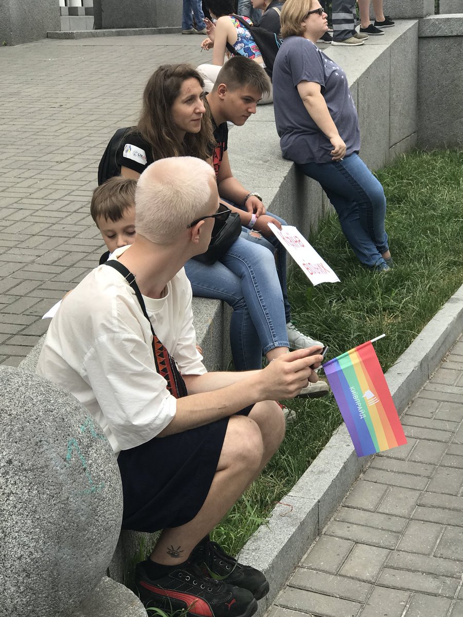 tburnos's tweet photo. В столице Украины проходит ежегодный КиевПрайд – Марш равенства представителей ЛГБТ-сообщества. «Страна свободных – будь собой» – лозунг нынешнего события. 
Организаторы Марша говорят, что они выступают против дискриминации и притеснения. https://t.co/SDGc8GjLFb