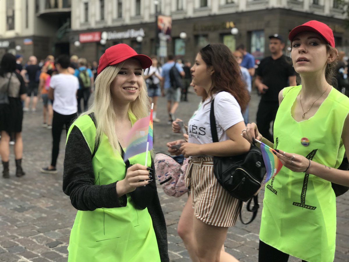 tburnos's tweet photo. В столице Украины проходит ежегодный КиевПрайд – Марш равенства представителей ЛГБТ-сообщества. «Страна свободных – будь собой» – лозунг нынешнего события. 
Организаторы Марша говорят, что они выступают против дискриминации и притеснения. https://t.co/SDGc8GjLFb
