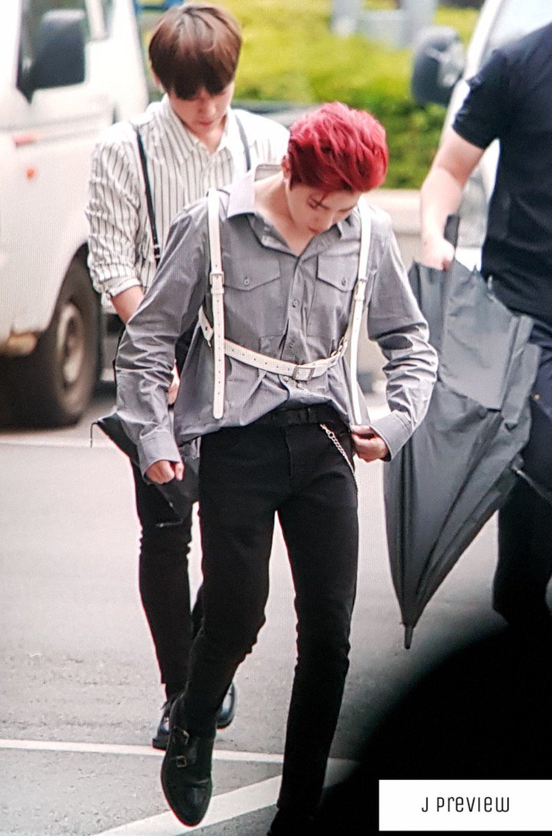 jgraphy0322's tweet photo. 180617 목동 팬싸인회 출근
성우니는 전신도 멋있구..👍
#워너원 #하성운 #성운 #HASUNGWOON #SUNGWOON #WANNAONE https://t.co/ib53hhDSaS