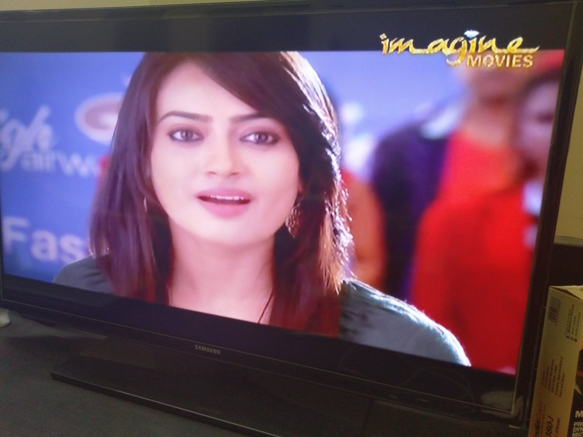 neethuaz's tweet photo. Rewatching the iconic airport scene. I miss AsYa. #QuboolHai https://t.co/I6V15d4pQD