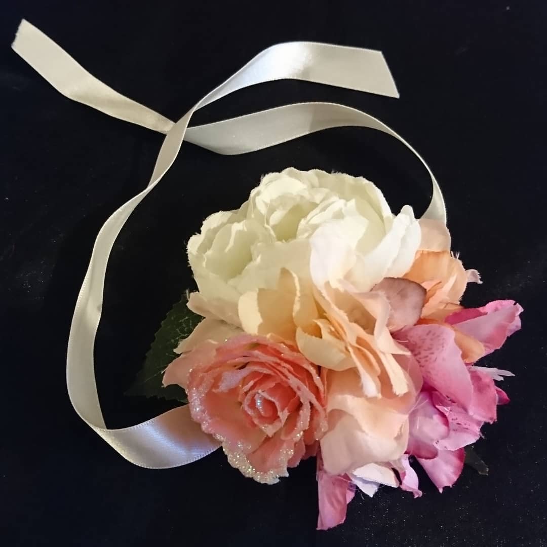 A custom made wrist corsage for an upcoming wedding. So pretty and delicate. DM me of you'd like something unique made for you! #wedding #vintage #weddingguest #buttonhole #rockabilly #pinup #pinupgirl #custommade