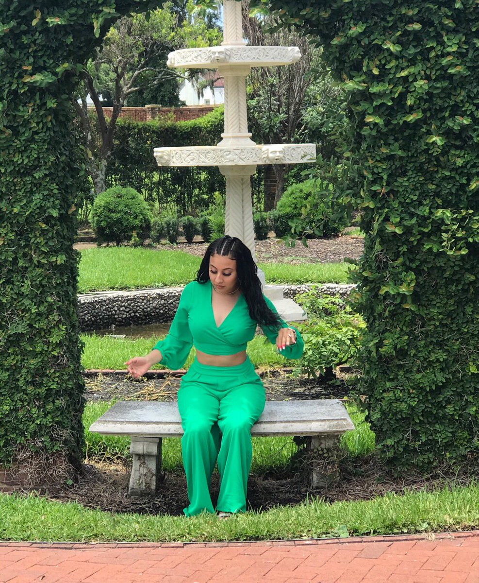 _riaaaa's tweet photo. lucky me. 🍀 https://t.co/JTDhrlnvE4