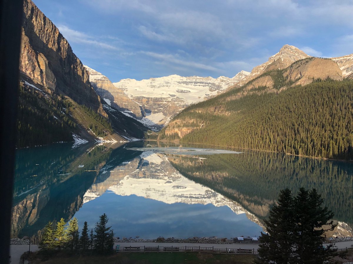faldiv007's tweet photo. Lake Louise, Alberta, Canada picture perfect. Simply Stunning !!! ⁦@EarthPix⁩ ⁦@EarthPic⁩ ⁦@NatGeo⁩ https://t.co/4sn9EJ7Vts