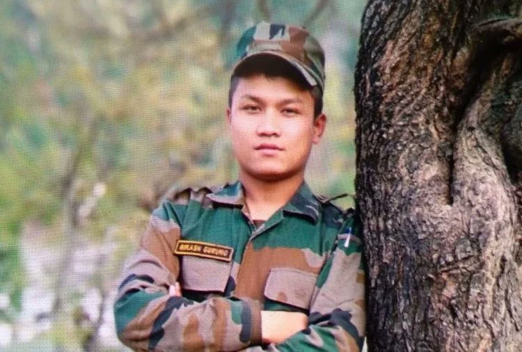 Shanktan's tweet photo. ईद के दिन J&K के नौशेरा सेक्टर में पाकिस्तान की ओर से हुए सीजफायर के दौरान सीमा पर डटे उत्तराखंड के जांबाज विकास गुरुंग ने अपनी जान की बाजी लगा दी। वो ��तंकियों के साथ हुर्इ मुठभेड़ के दौरान शहीद हो गए। विकास 2/1 गोरखा राइफल में सिपाही के पद पर तैनात थे। 🇮🇳🇮🇳🙏 #KillerPak https://t.co/cjIYlazxZS