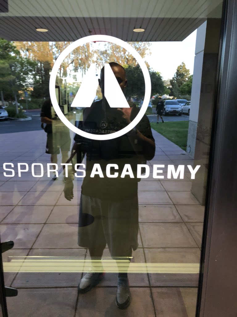 coachdrew8's tweet photo. Another great @QBskillsEPIC in the books. @SportsAcademyHQ was off the hook, all around first class! Had a blast building relationships and sharing with these young QBs. #QBEpic https://t.co/OdSAA0UBUd