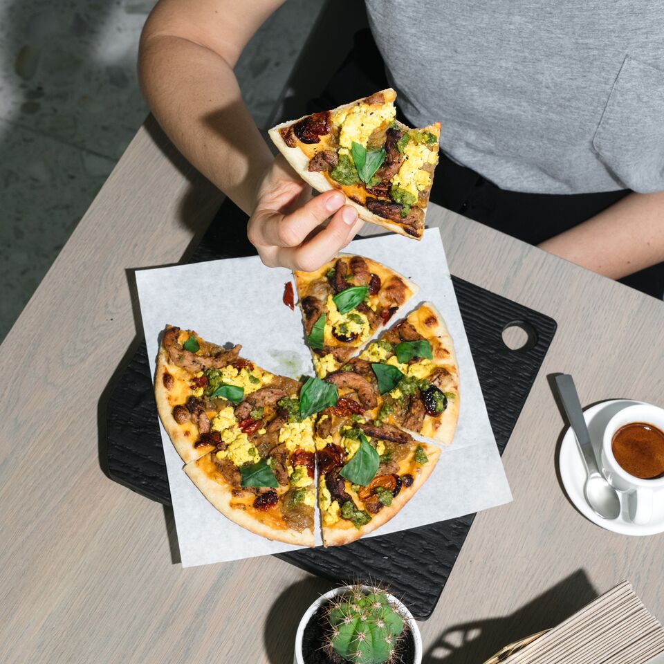 Virtuous_Pie's tweet photo. It's the weekend! Brunch is ON 10am-2:30pm - order in store, or online for take out or delivery! β PS. Bring dad in for Father's Day brunch tomorrow (we think he'd love the STEAK + EGGS breakfast pizza or the SUNNY SIDE breakfast sandwich π)! #EatVirtuous #ThatPlantLife https://t.co/jDUDpHRpwo