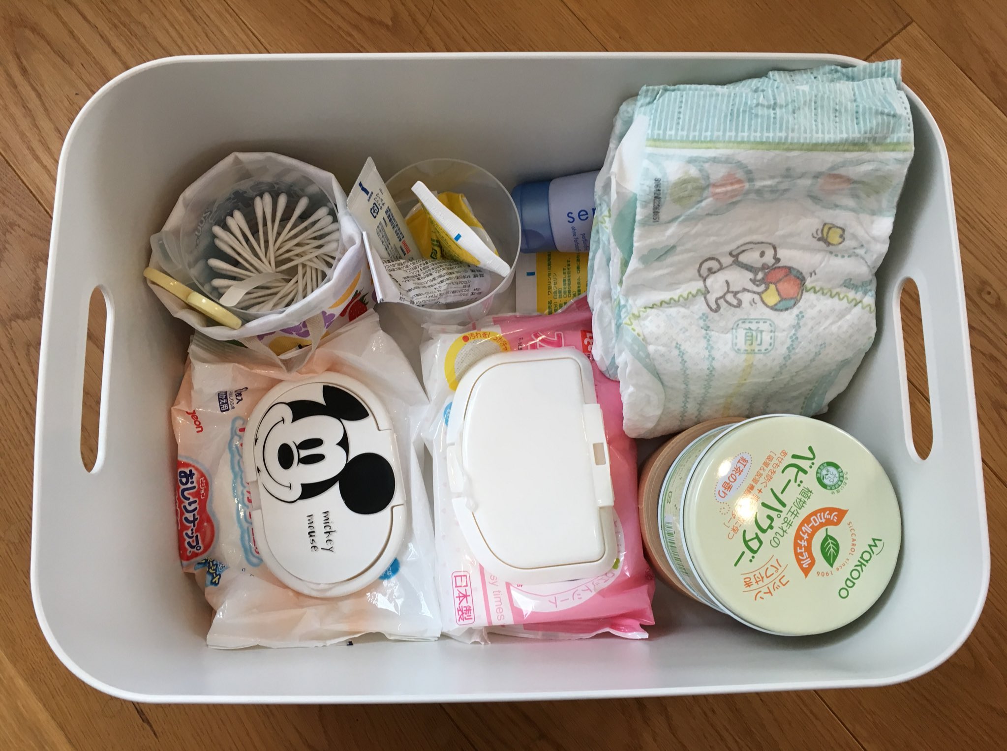 ぐでぽにょ 赤ちゃん用品を入れるのに 無印良品のやわらかポリエチレンケース大はオススメ 深さもあって 大きさも丁度いい 何よりも柔らかい素材で角もないから子供に当たっても安心です 別売りのフタを買っても1000円ほどで買えるから神 手を