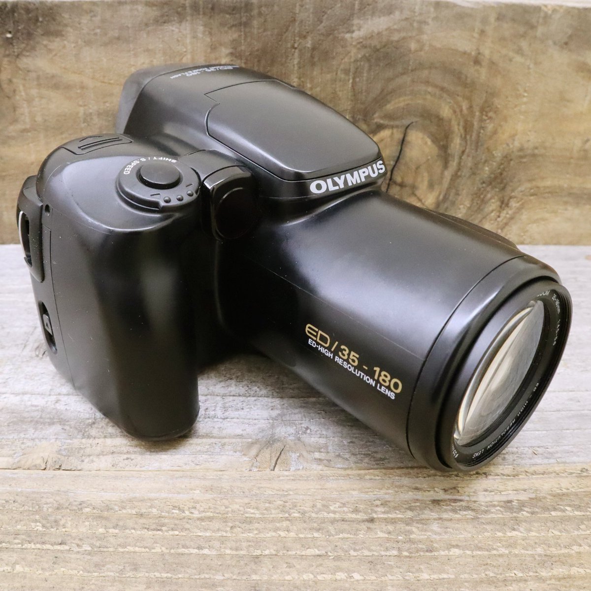 チャンプカメラ 中古情報 Olympus L 3 3 000 By 青葉台 1992年発売 絞り優先 シャッター速度優先aeや望遠でもあまり暗くならない35 180mmf4 5 5 6の5倍ズームレンズを搭載 一眼レフにも引けを取らない性能を持つ オリンパス 渾身の1台 Olympus