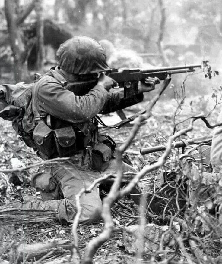 WorldWar2FactSS's tweet photo. US Marine shooting his Bar on Guadalcanal https://t.co/prF12GtOYM