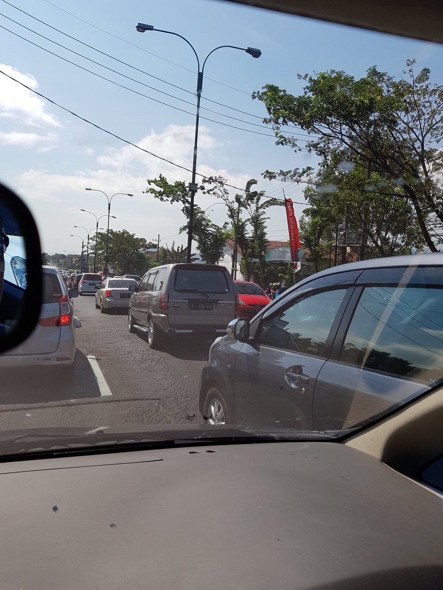 rikapaur's tweet photo. Depan bakpao telo macet dua arah, baik yg arah malang maupun arah sby..mohon bersabar ini ujian @e100ss https://t.co/3tnwk8riIR