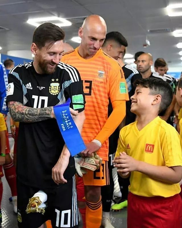 JohiiMessi's tweet photo. Así lo miraré siempre, gane o pierda. Eres luz Leo, eres amor, pasión y fútbol. #D10S #TeBancoMessi #ARG #Messi 😍❤️ https://t.co/uFluQomOv9