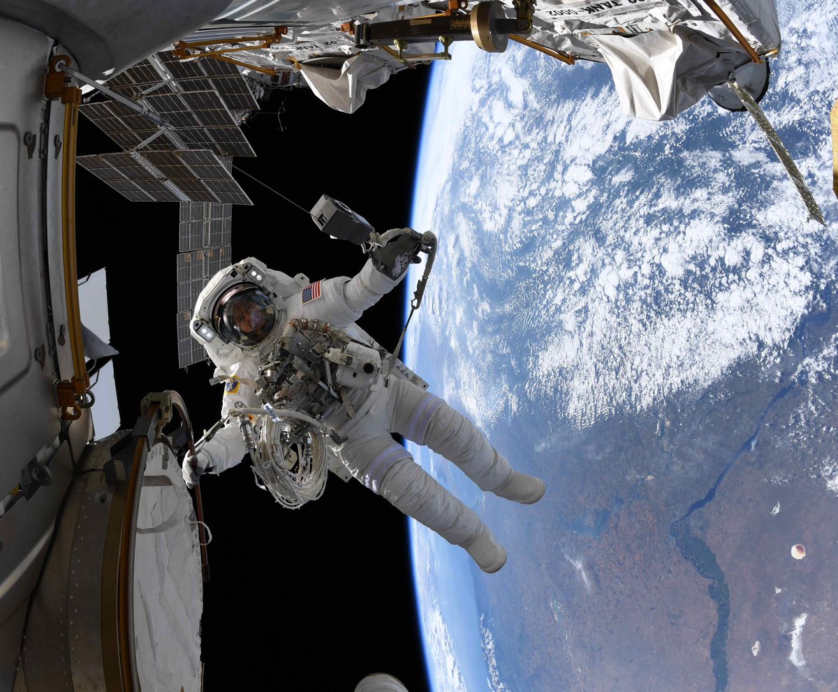 Открытый космос 2 часть. Космическая станция. Открытый космос. Космонавт в корабле. Астронавт в открытом космосе.