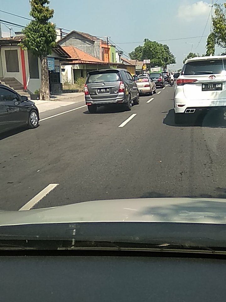 Sapto1st's tweet photo. Jalan Raya Yogya-Solo arah Jogja Padat merayap. https://t.co/oc8m6BT2LD