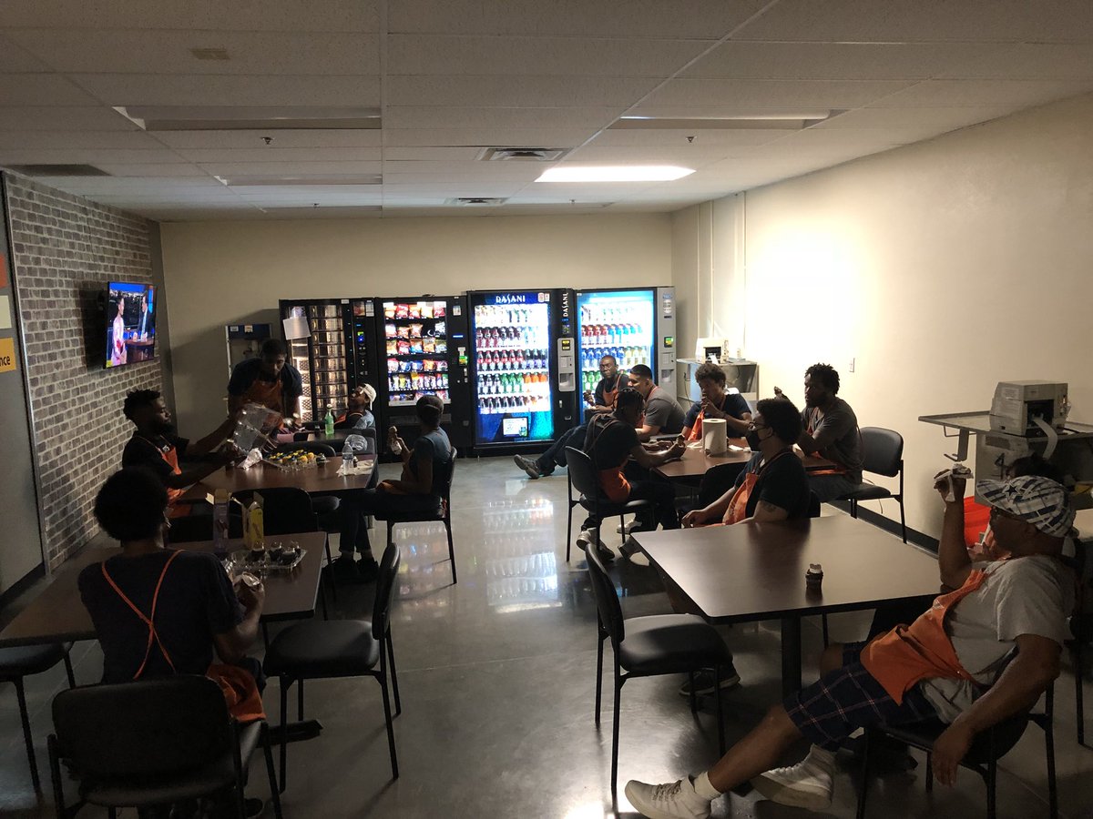 AthenaMASM555's tweet photo. Father’s Day cupcakes for our Awesome freight team Father’s and ice cream for everyone! #HappyFathersDay #MyTeamRock #UNTOUCHABLES🥊@triple555hd @AmberD___ @AkinsMel @mjrawlinson5 @jorgehhernande2 https://t.co/gYIFCgwev4